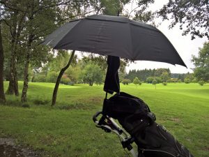 Golfbag unterm Schirm