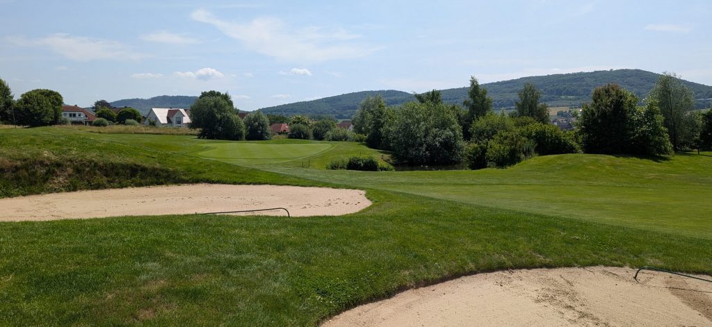 Blick auf das zweite Grün im Golfclub am Harrl
