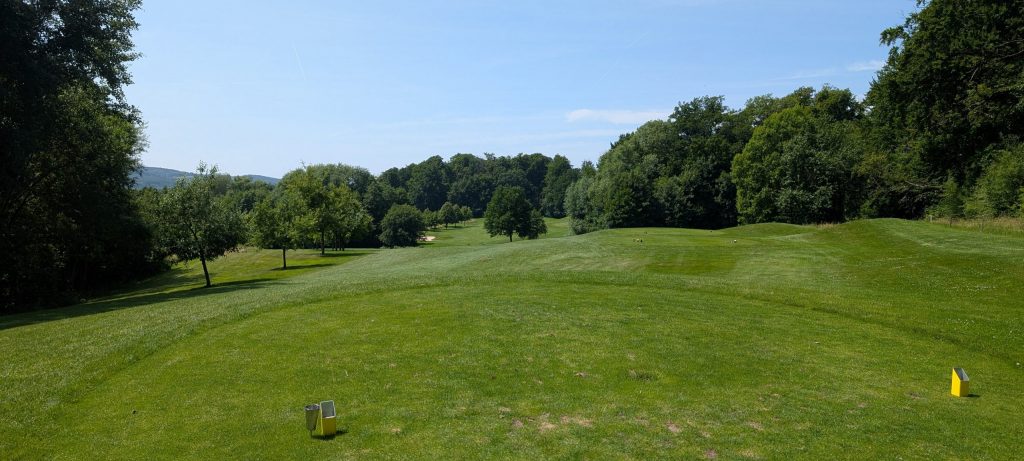Abschlag am Signature Hole 6 im Golfclub am Harrl